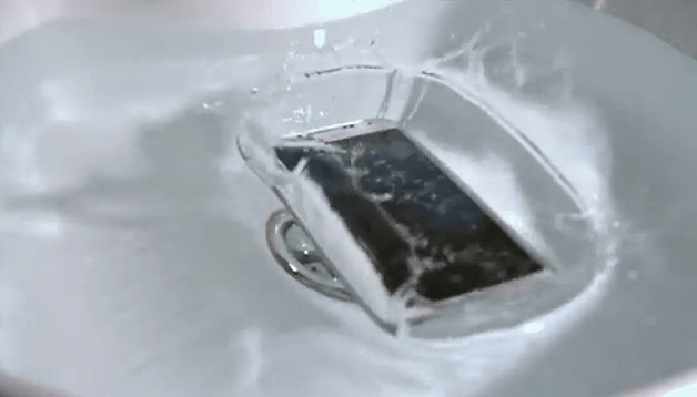 Como o Galaxy S4 se comporta em testes de resistência?