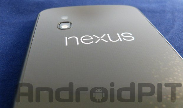 Parte traseira de um smartphone Nexus com câmera e logotipo "nexus" visível. Fundo azul.