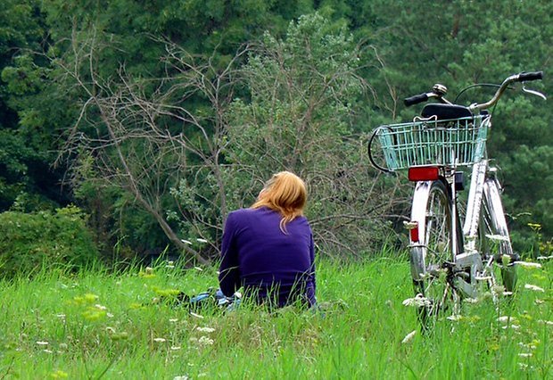 fahrrad frau wiese teaser