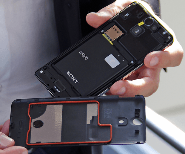 Un telefono Sony con la cover posteriore rimossa, mostrando la batteria BA800 e uno slot per schede.