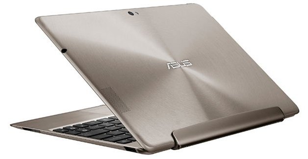 Ein Asus-Laptop mit gebürstetem Metallfinish, leicht geöffnet, zeigt die Tastatur und das Display auf der Rückseite.