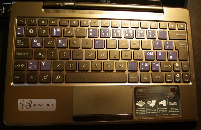 Tastatur eines ASUS-Laptops mit lila Tasten und Aufkleber von AndroidPIT.