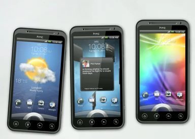 Drei HTC-Smartphones mit unterschiedlichen Bildschirmen, Wetter- und Benachrichtigungsanzeigen.