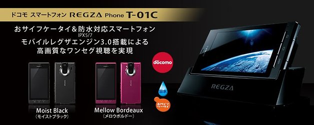 Regza Phone T-01C, in den Farben Schwarz und Bordeaux, mit Wasserschutz und features wie IPX5/7. Docomo-Logo.