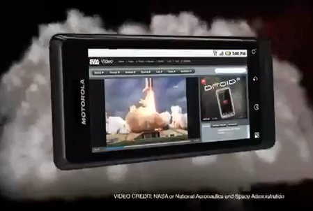 Ein Motorola-Droid-Smartphone zeigt ein Video von einem Raketenstart auf einem Bildschirm.