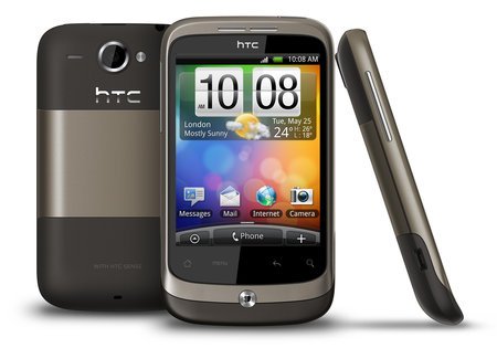 Ein HTC Smartphone in drei Ansichten, mit buntem Bildschirm und der Anzeige von Datum und Wetter.