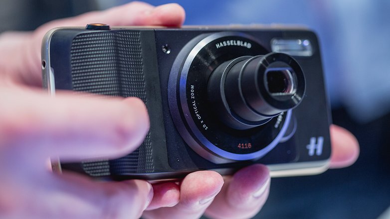 Resultado de imagen de Hasselblad True Zoom convierte los teléfonos Motorola en cámaras compactas