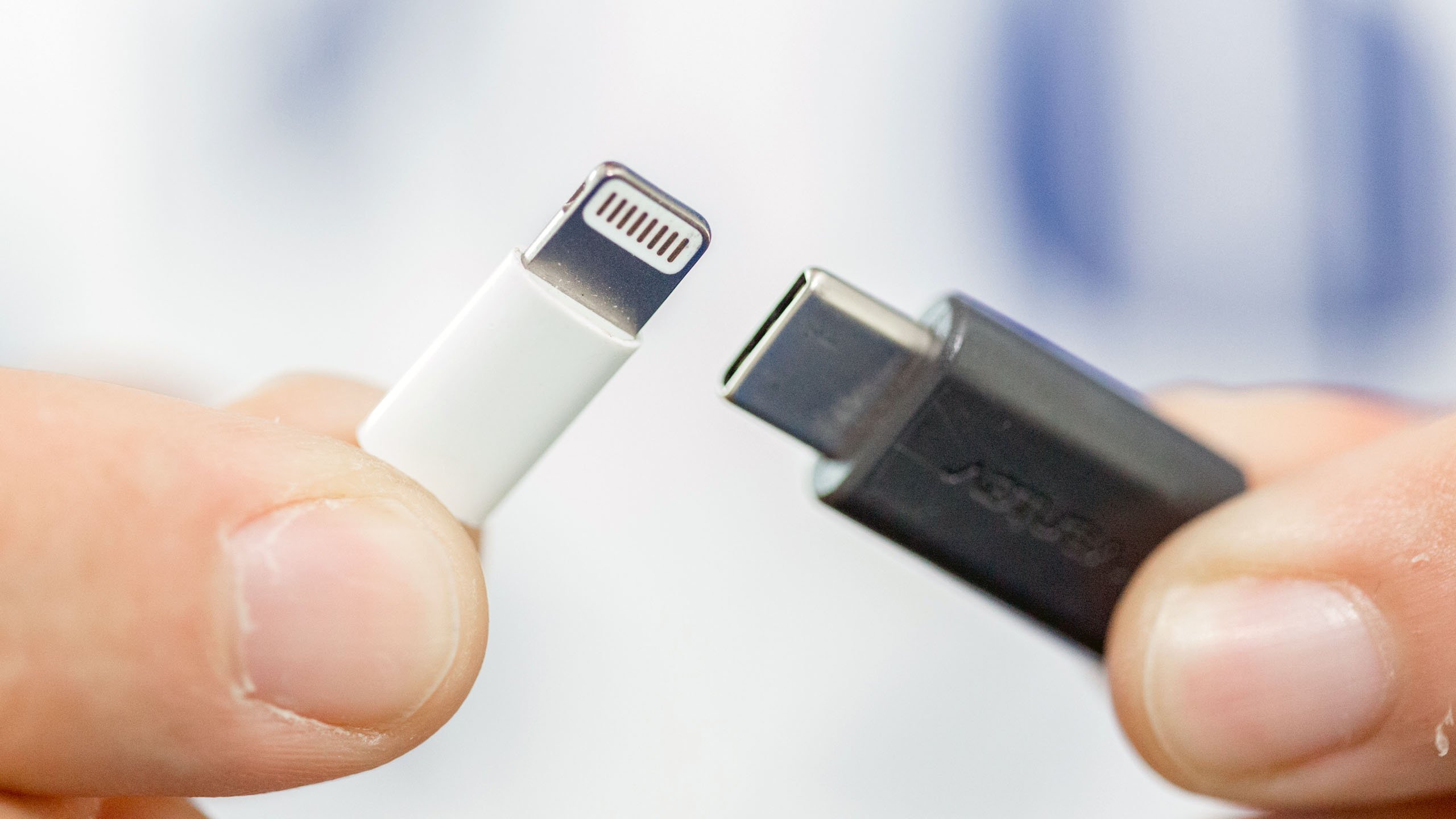 iPhone 15 : l'USB-C remplace le port Lightning, quelles conséquences pour  les utilisateurs ?