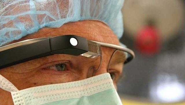 Médico transmite cirurgia ao vivo com o Google Glass