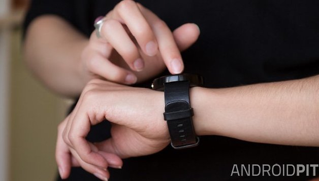 LG G Watch R vs Moto 360 : le look ou la batterie ?