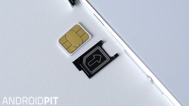 How to insert a SIM card into the Xperia Z3 | NextPit