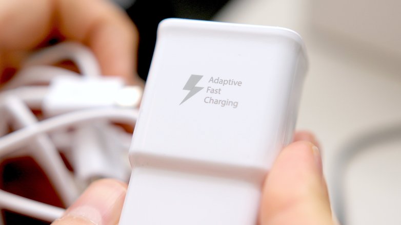 androidpit samsung fast charger note 5 چگونه باتری گوشی اندرویدی خود را سریع شارژ کنیم