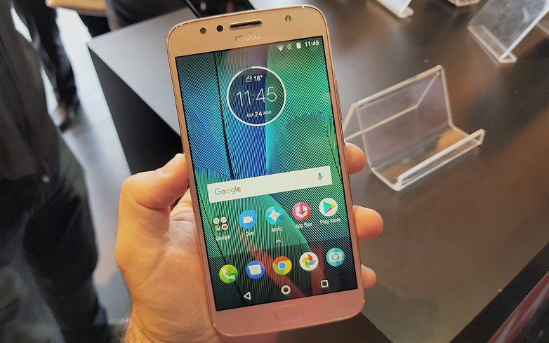 moto g5 s plus hands onscreen