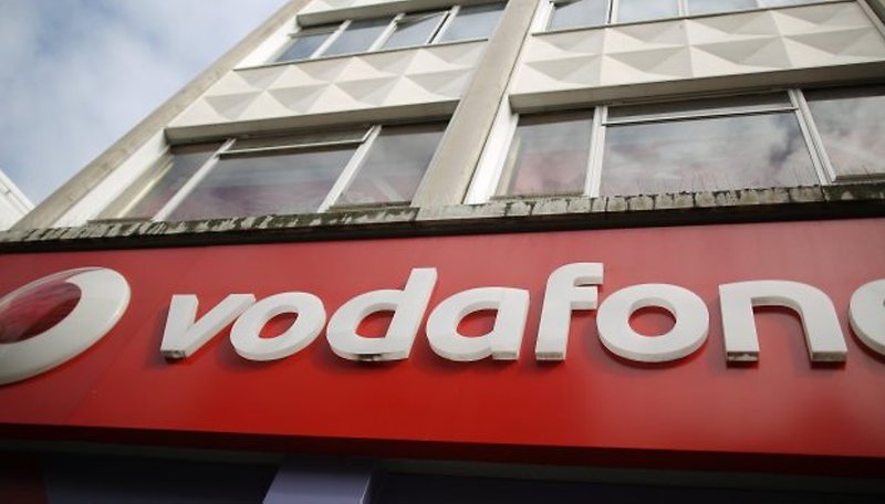 Vodafone pretende atuar no Brasil comprando a Vivo, a Tim ou a Claro