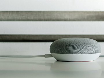 Pourquoi Google Home Mini pourrait se retrouver au pied de beaucoup de sapins