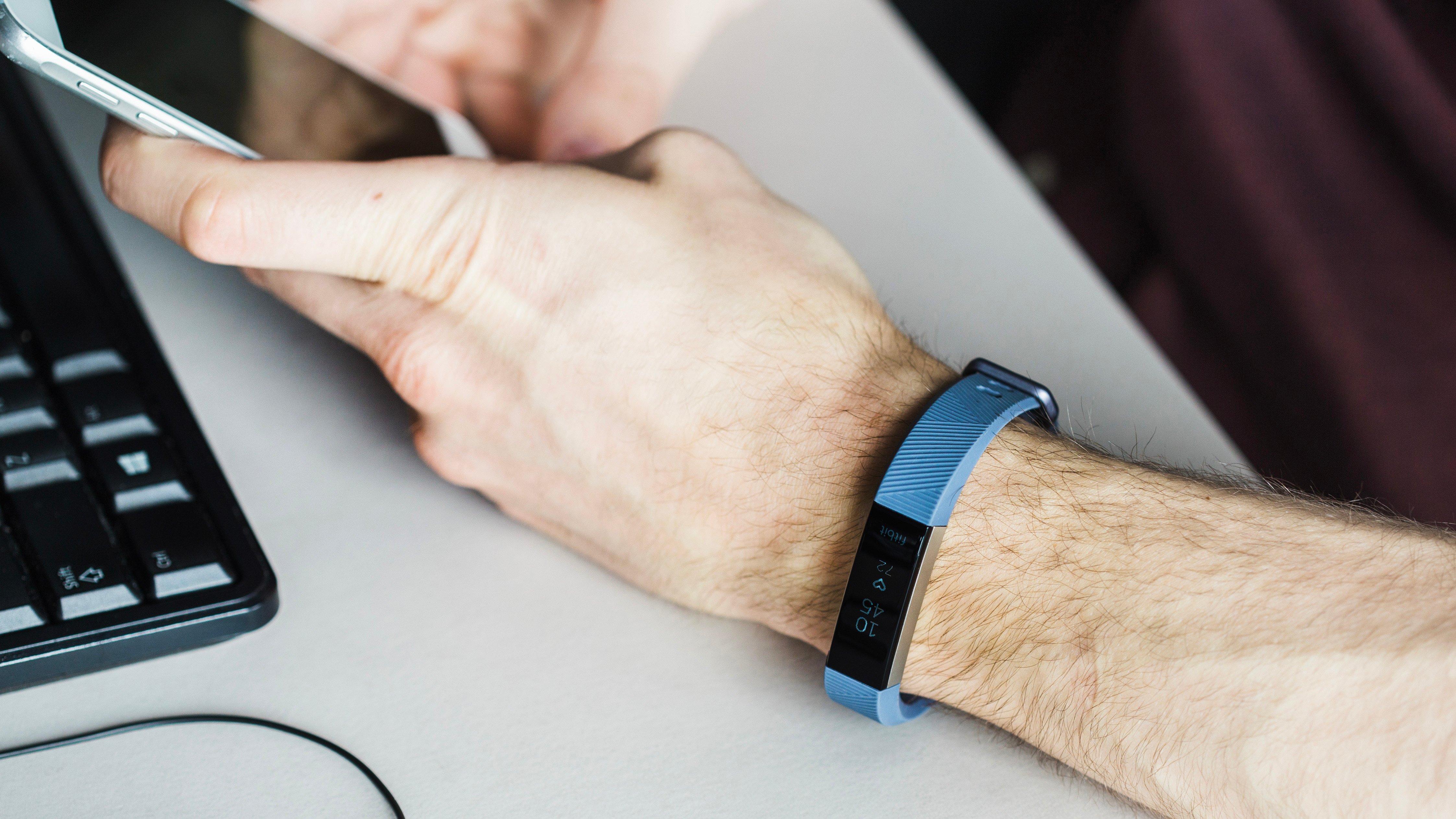 presentar marca Búho Análisis de Fitbit Alta HR: la pulsera que te ayuda a perder peso y dormir  mejor | NextPit