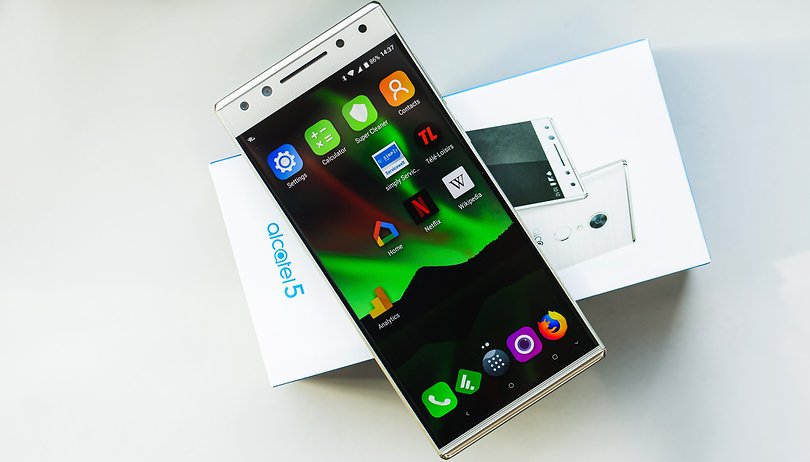 Test du Alcatel 5 : l'alien du milieu de gamme