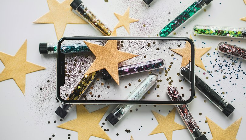 Come rendere il display dello smartphone trasparente nelle foto social