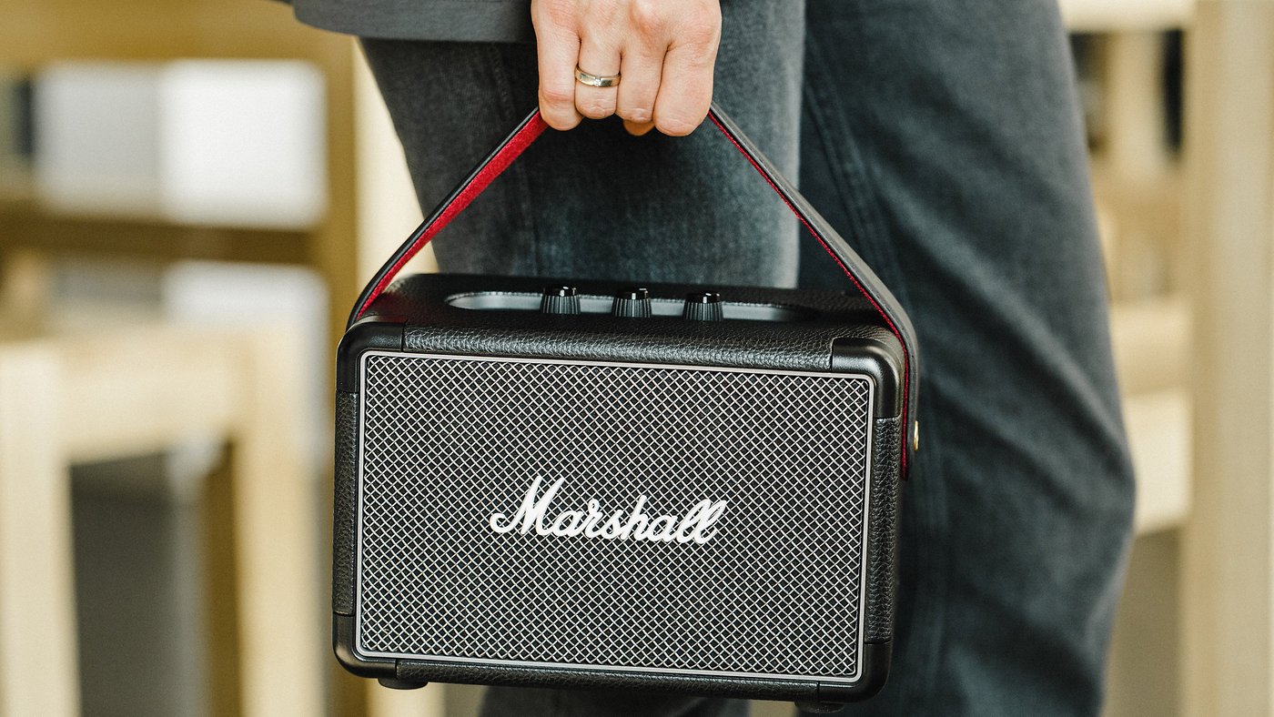Marshall Kilburn II là chiếc loa di động mang lại chất lượng âm thanh tuyệt vời trong từng chi tiết âm nhạc. Đặc biệt, dung lượng pin tới 20 giờ đồng hồ cho phép bạn thưởng thức một buổi tiệc tưng bừng mà không lo xuống pin. Hãy xem hình ảnh để tìm hiểu thêm về sản phẩm.