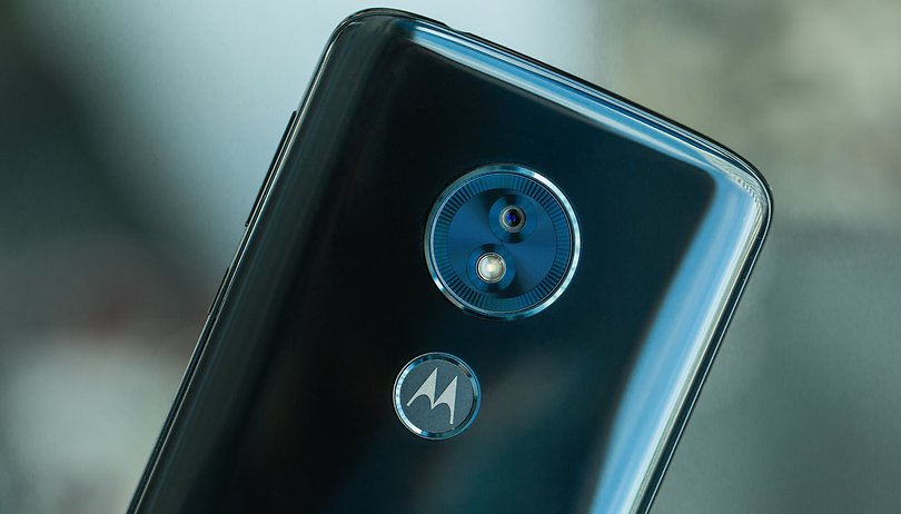 Review do Moto G6 Play: a promessa de horas longe da tomada voltou