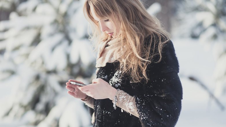 Androidpit Ira Efremova Using smartphone in winter