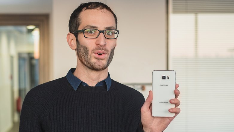 AndroidPIT Omar loving samsung galaxy Note 5 1