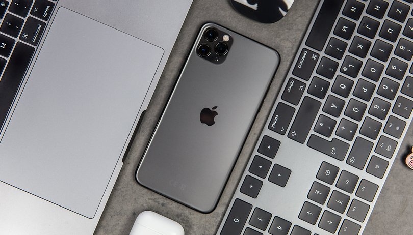 Patente da Apple mostra MacBooks que podem carregar iPhones sem fio