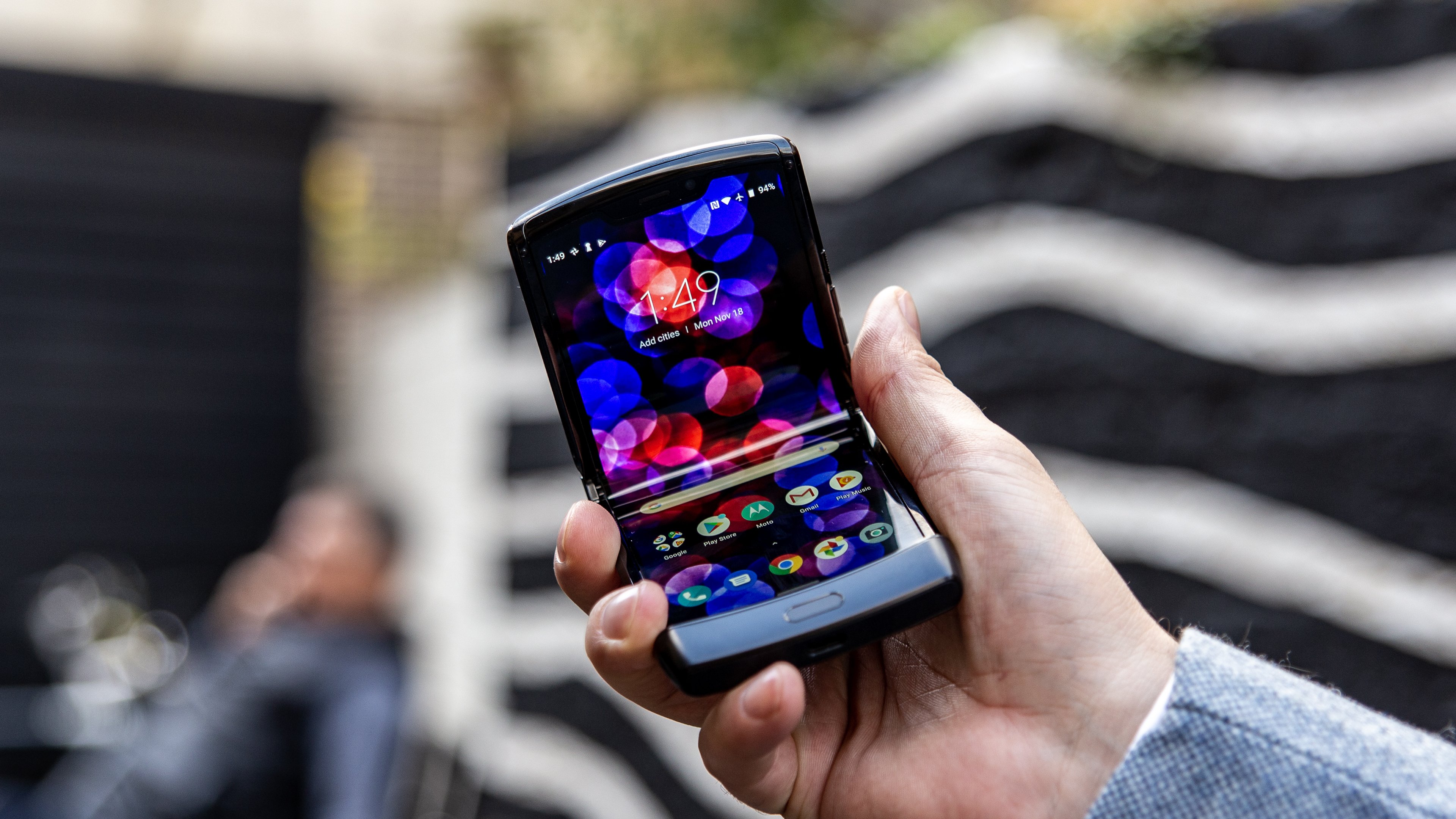 Motorola Razr 2019 Smartphone Review – Foldable Phone with Retro