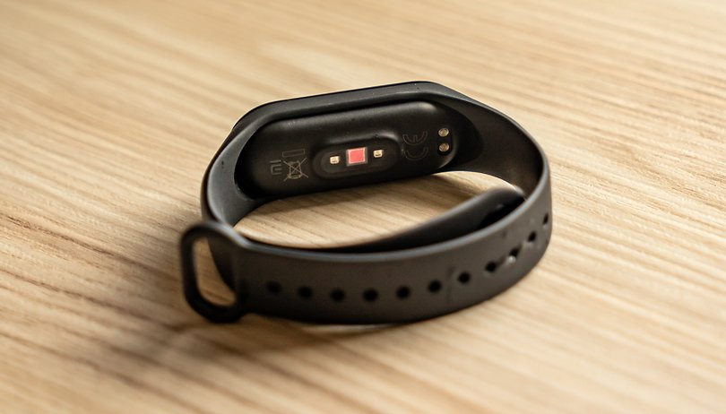 Mi 5 браслет. Xiaomi mi Band 4 ремешок сзади. Ксиаоми ми бэнд 5 датчик. Mi Band 5 сзади. Mi Band 3 сзади.