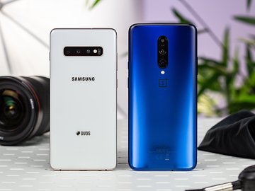 OnePlus 7 Pro vs. Galaxy S10 Plus: iguais, s&oacute; que diferentes