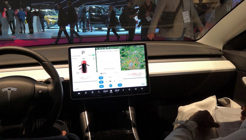 Musk non scherza: Netflix e YouTube in arrivo sulle vetture Tesla