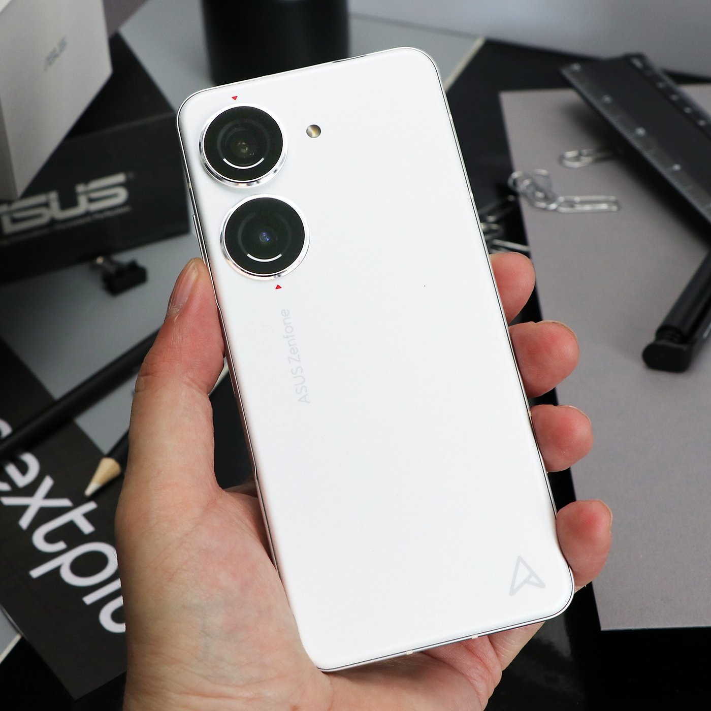 Phone Comparisons: ASUS ZenFone 10 vs Google Pixel 7a