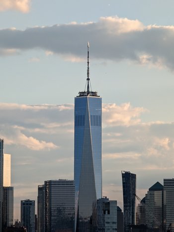 Google Pixel 7 Pro "Super Resolution Zoom" felvétel a World Trade Centerről.