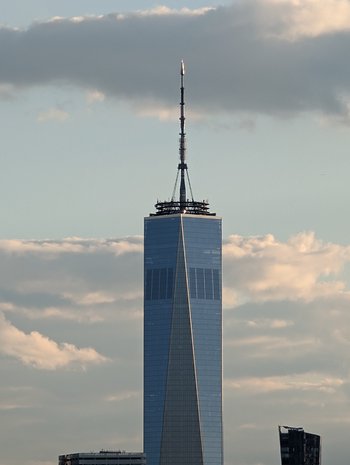 Google Pixel 7 Pro "Super Resolution Zoom" felvétel a World Trade Centerről.