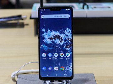 LG G7 One hands-on: la premiere di Android One che punta sulla fluidit&agrave;