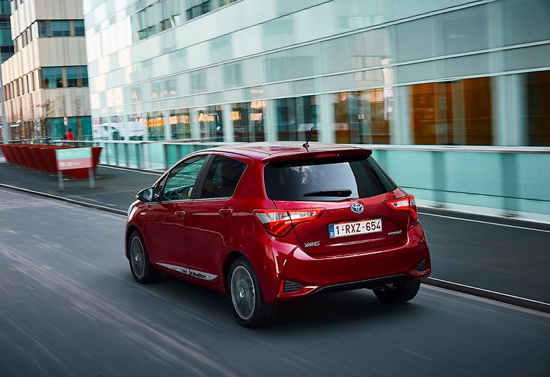 2017 toyota yaris hybrid red dynamic 05