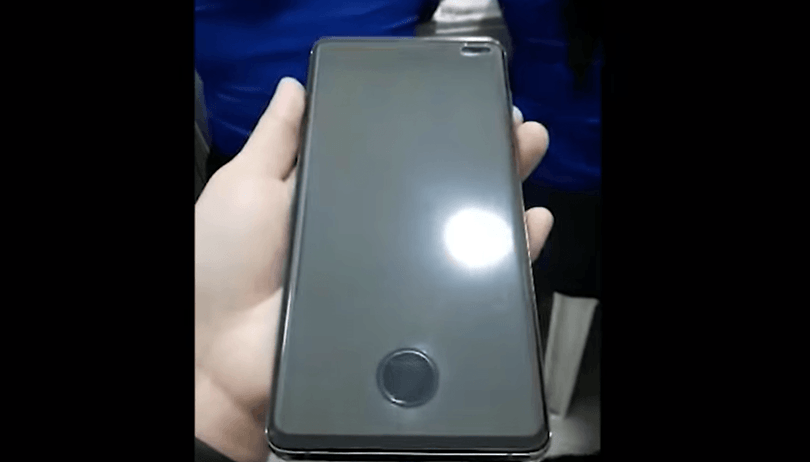 Quanto è ridicolo il vetro protettivo di S10 in questo video?