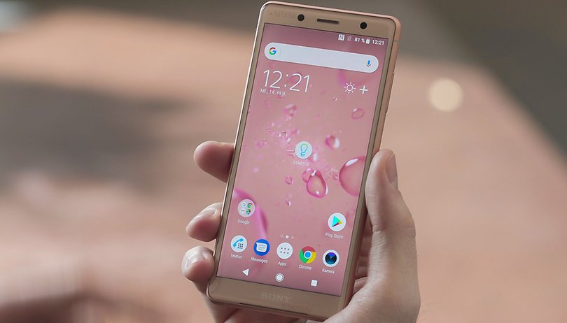 Mudança de design da Sony não impressiona e fone de ouvido rouba a cena