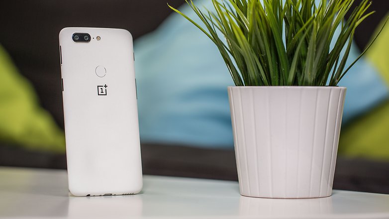 AndroidPIT oneplus 5t sandstone back