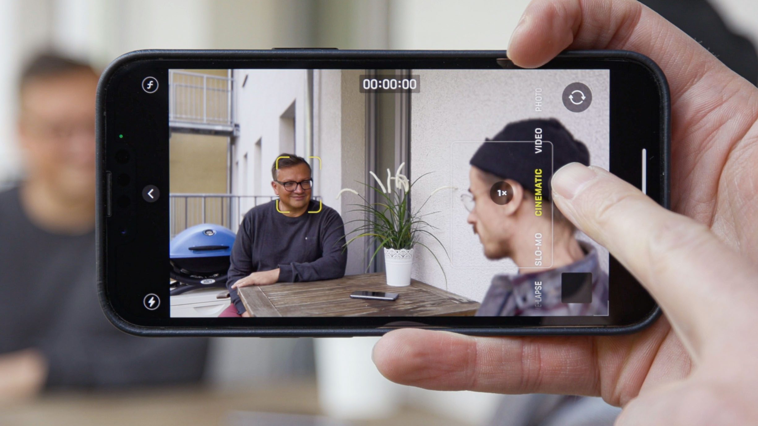 Cinematic mode trên iPhone là tính năng độc đáo giúp bạn quay video với độ phân giải cao và chất lượng hình ảnh sống động. Bên cạnh đó, hiệu ứng bokeh đẹp mắt sẽ giúp video của bạn trở nên chuyên nghiệp và cuốn hút hơn.