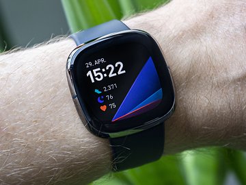 Test de la Fitbit Sense: Une bonne smartwatch sportive &agrave; l'abonnement trop cher