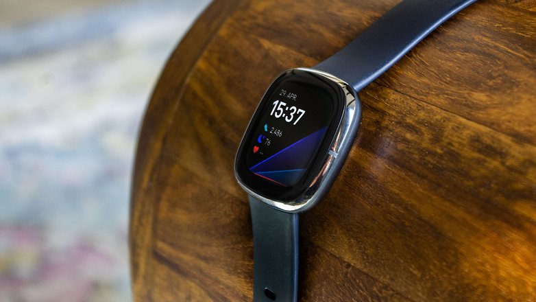 NextPit fitbit sense side2
