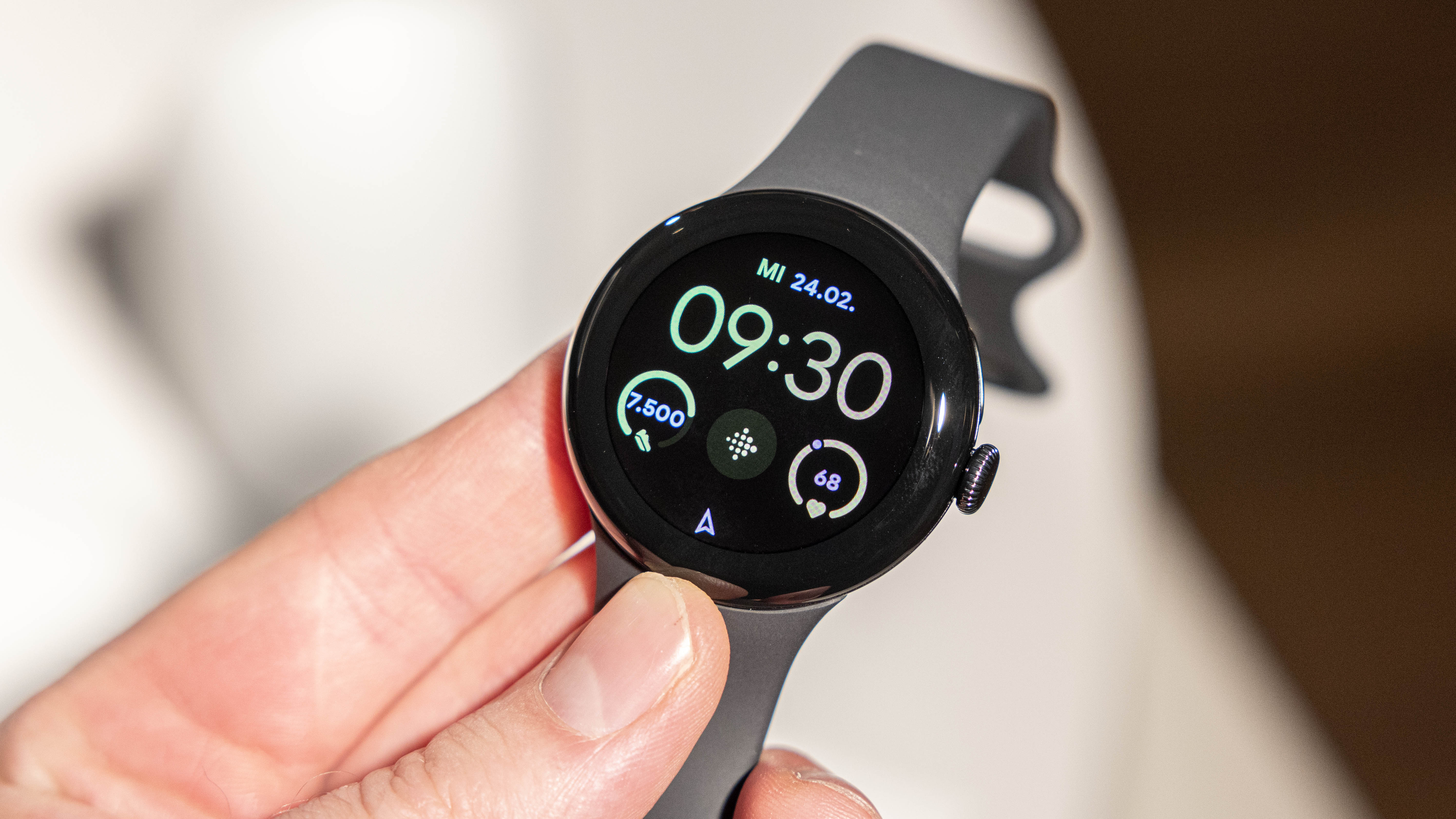 Google Pixel Watch 2 hands-on: New biometric sensors in a slightly