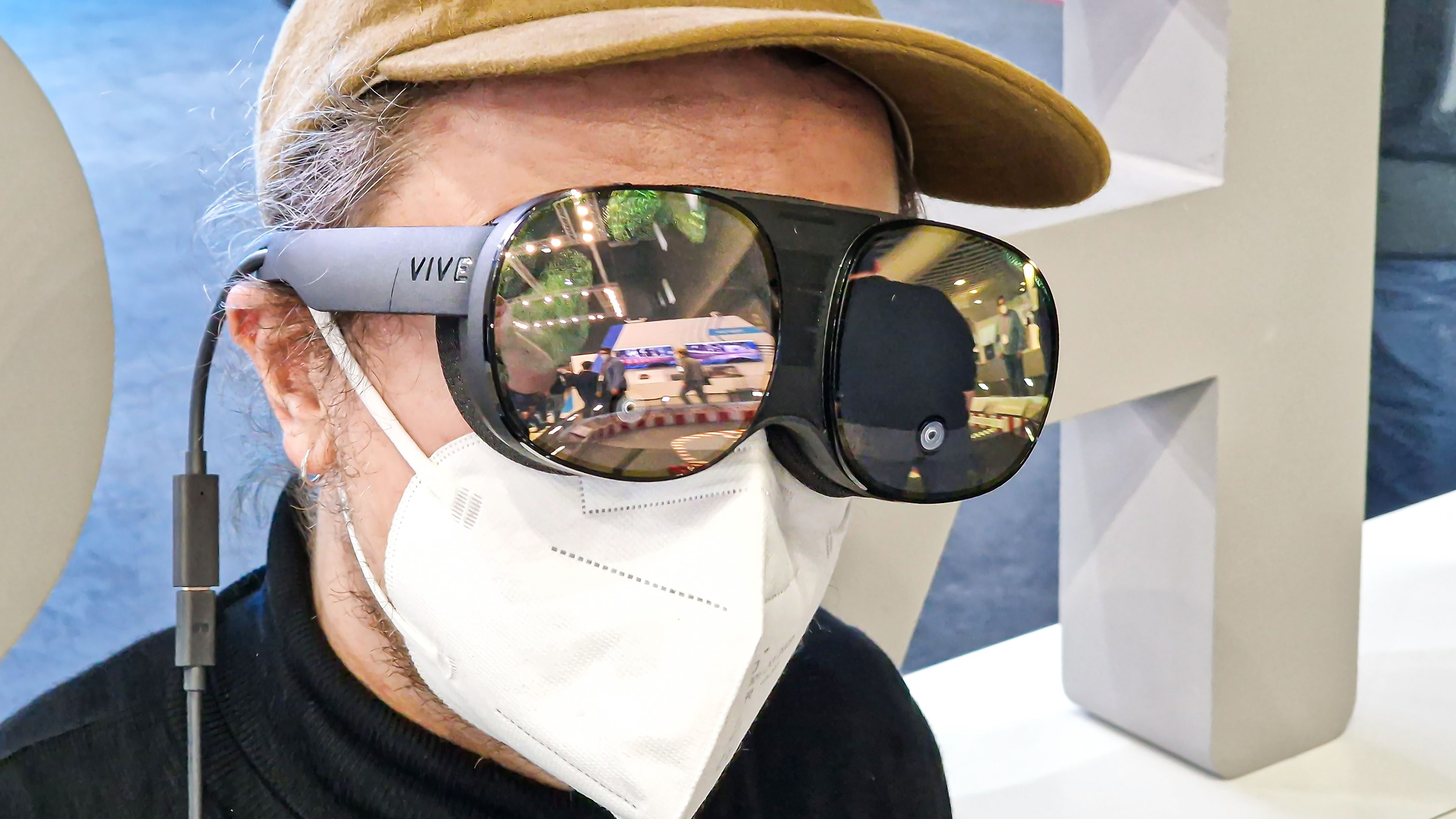 Vive Flow hands-on: Super-light VR goggles has problems | NextPit