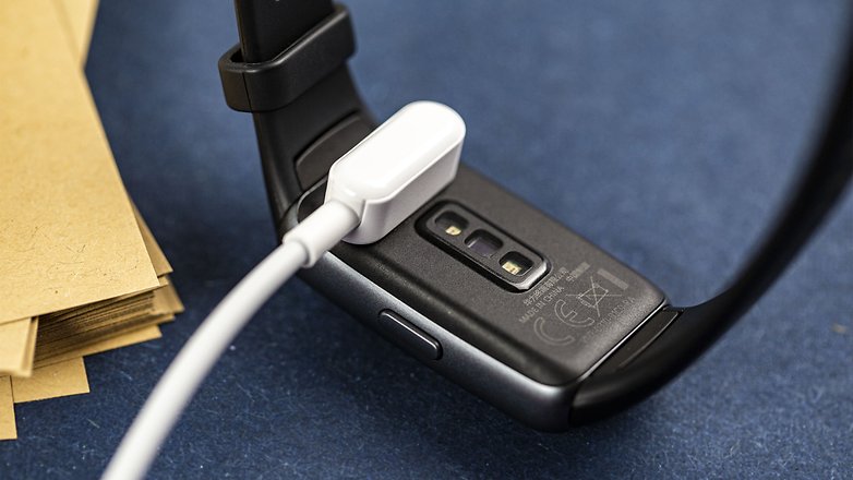NextPit huawei band 6 charger