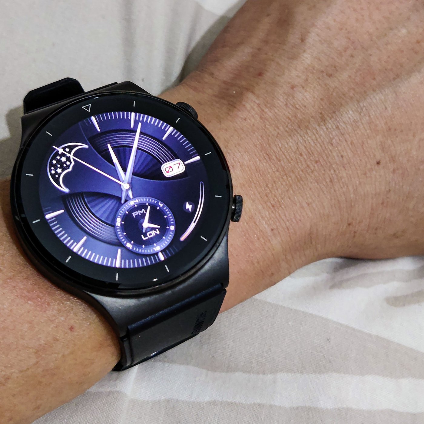 Huawei watch gt2 pro best sale vs apple watch 6