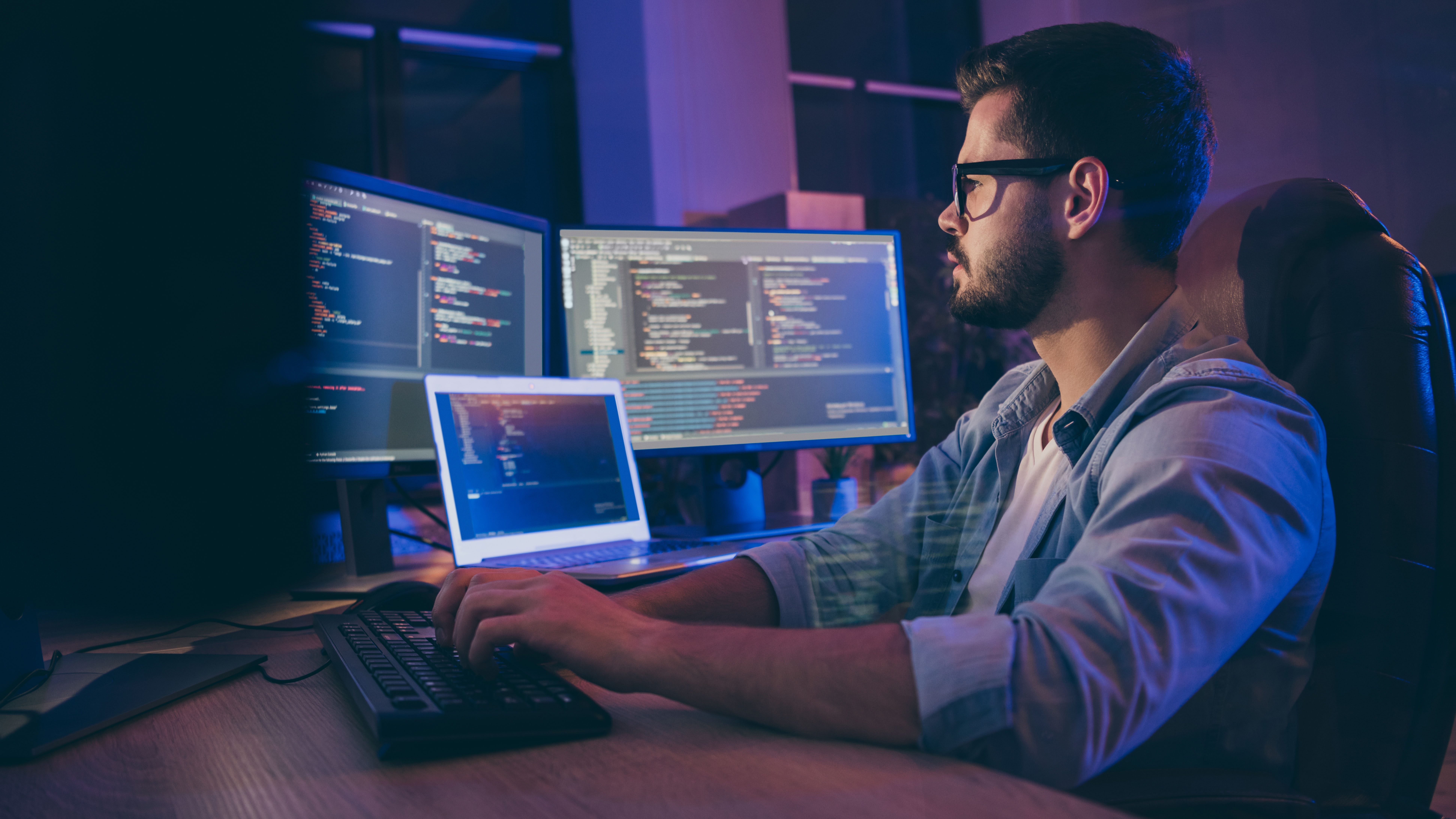 Программист картинки. Программист. Программист со спины. It специалист. Программист c удаленная.