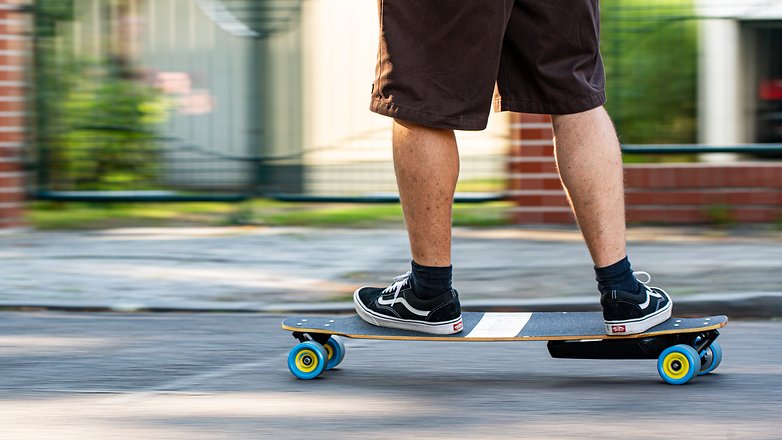 AndroidPIT mellow e skateboard action1