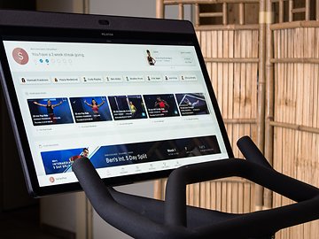 Test du Peloton Bike+: Ce v&eacute;lo d'appartement vaut bien son prix exorbitant