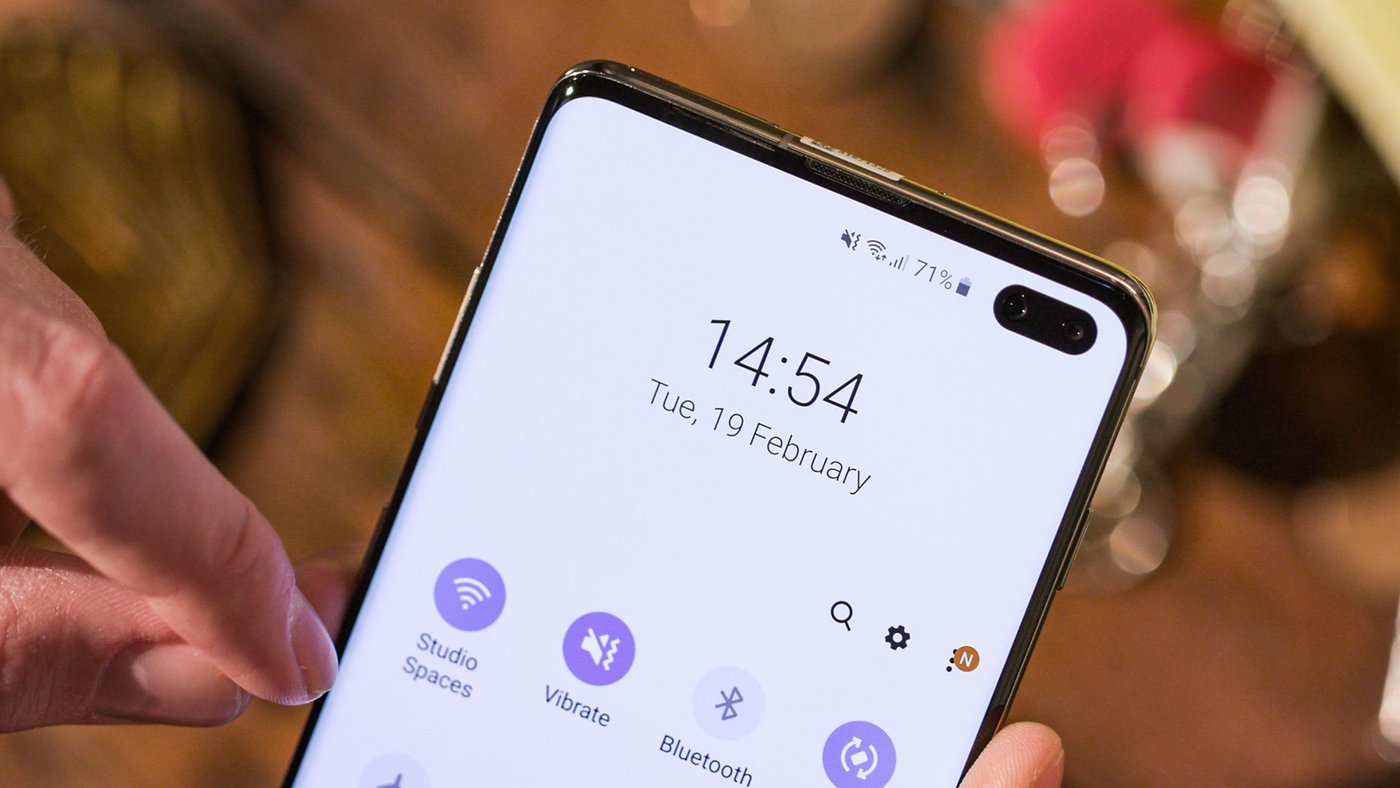 How to hide the display hole on your new Galaxy S10 | NextPit